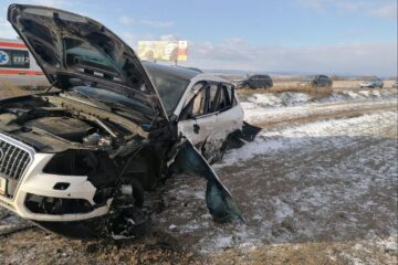 Cele două mașini implicate în accident