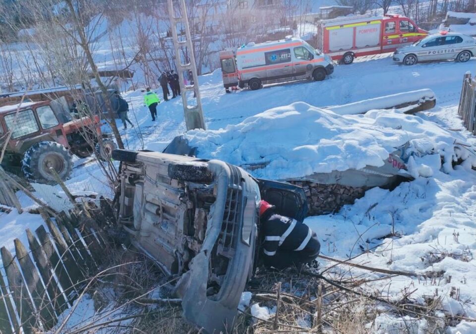 masina rasturnata la Găinești