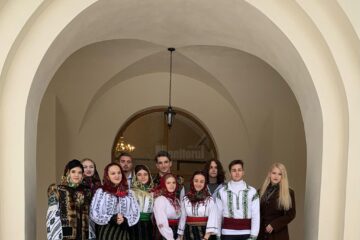 Grupul vocal „Sf. Daniil Sihastrul” al Colegiului Național „Eudoxiu Hurmuzachi”, la colindat