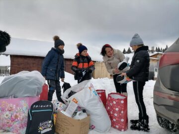 Învățătoarea Nicoleta Bogoș și „Licuricii Fericiți” au sărit în ajutorul familiei cu șase copii din Izvoarele Sucevei, familie care și-a pierdut toată agoniseala într-un incendiu