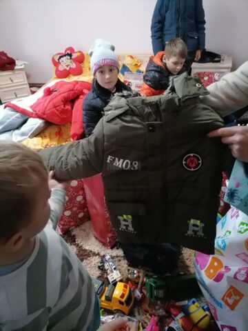 Învățătoarea Nicoleta Bogoș și „Licuricii Fericiți” au sărit în ajutorul familiei cu șase copii din Izvoarele Sucevei, familie care și-a pierdut toată agoniseala într-un incendiu