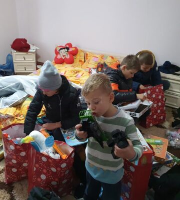 Învățătoarea Nicoleta Bogoș și „Licuricii Fericiți” au sărit în ajutorul familiei cu șase copii din Izvoarele Sucevei, familie care și-a pierdut toată agoniseala într-un incendiu