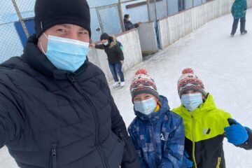 Lucian Harșovschi, alături de băieții săi, pe gheața Patinoarului Areni