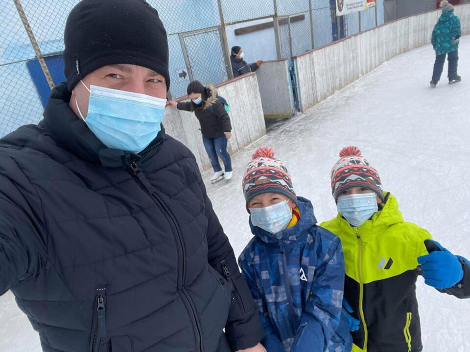 Lucian Harșovschi, alături de băieții săi, pe gheața Patinoarului Areni