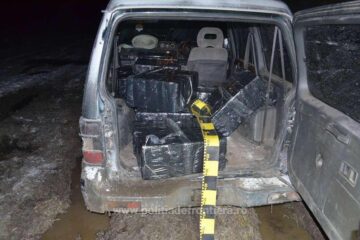 Poliția de Frontieră Țigări confiscate cu tot cu mașina abandonată în apropiere de fâșia verde