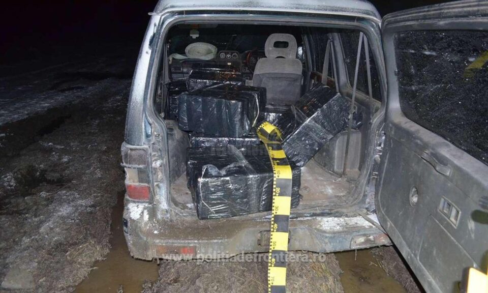Poliția de Frontieră Țigări confiscate cu tot cu mașina abandonată în apropiere de fâșia verde Poliția de Frontieră Țigări confiscate cu tot cu mașina abandonată în apropiere de fâșia verde