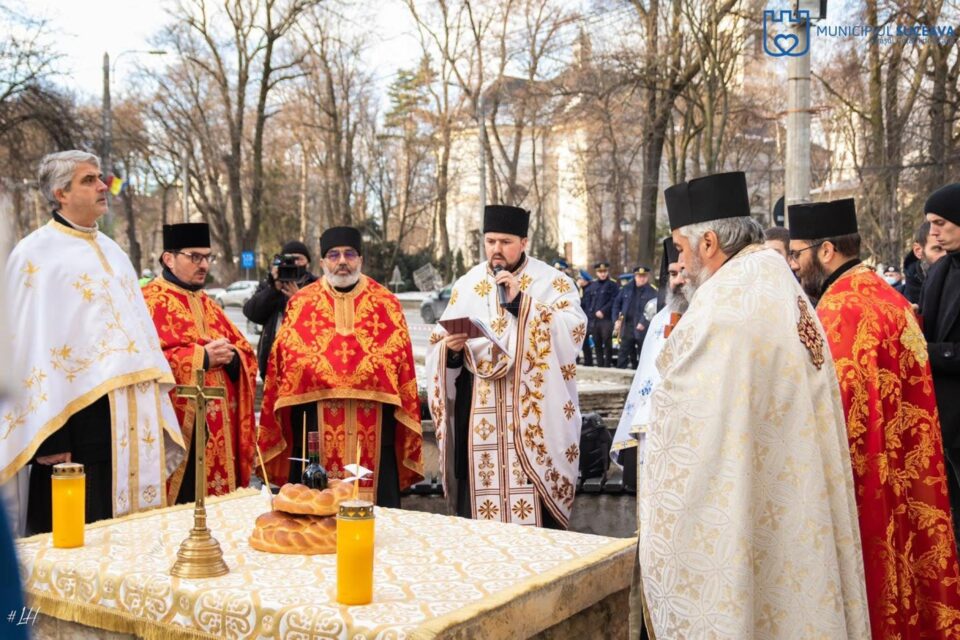 Slujbă de comemorare a eroilor Revoluției și depunere de coroane de flori la troița Bisericii „Sfînta Înviere”, în centrul Sucevei