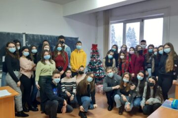 Familii nevoiașe, ajutate de elevi ai Colegiului „Dragoș Vodă” Câmpulung Moldovenesc