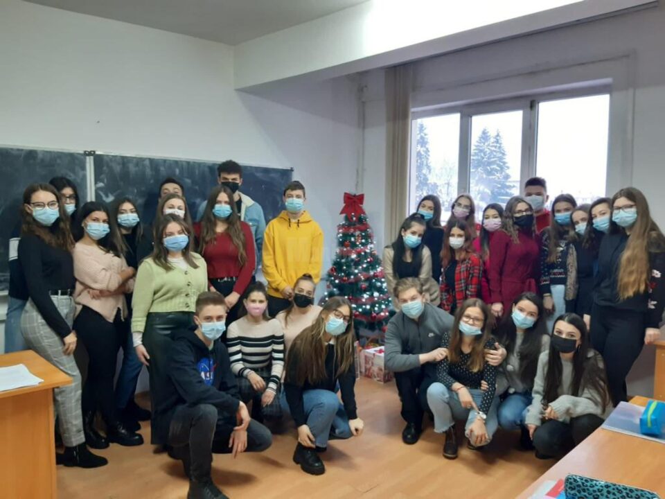 Familii nevoiașe, ajutate de elevi ai Colegiului „Dragoș Vodă” Câmpulung Moldovenesc Familii nevoiașe, ajutate de elevi ai Colegiului „Dragoș Vodă” Câmpulung Moldovenesc