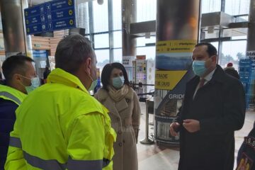 Prefectul Alexandru Moldovan, la sedinta de lucru de la aeroport