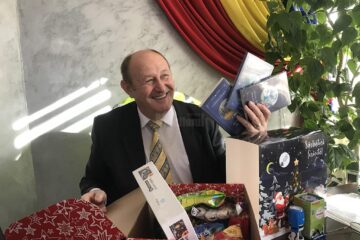 Primarul Vasile Andriciuc a spus că elevii au primit cărți din partea lui Moș Crăciun pentru a fi încurajați să citească cât mai mult