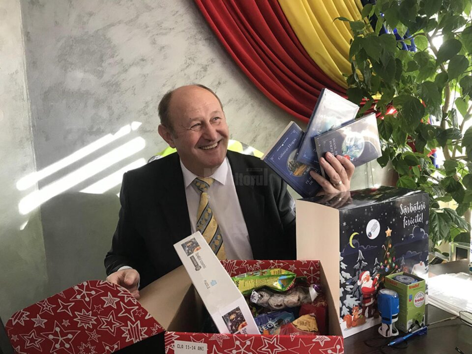 Primarul Vasile Andriciuc a spus că elevii au primit cărți din partea lui Moș Crăciun pentru a fi încurajați să citească cât mai mult Primarul Vasile Andriciuc a spus că elevii au primit cărți din partea lui Moș Crăciun pentru a fi încurajați să citească cât mai mult