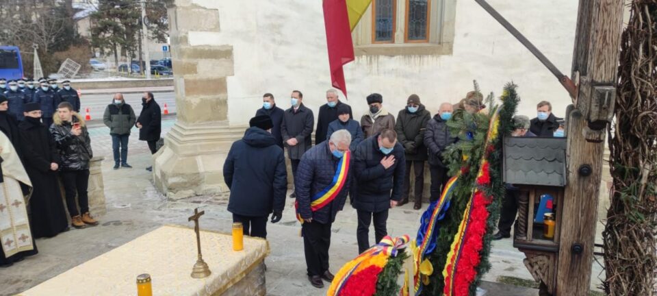 Slujbă de comemorare a eroilor Revoluției și depunere de coroane de flori la troița Bisericii „Sfînta Înviere”, în centrul Sucevei