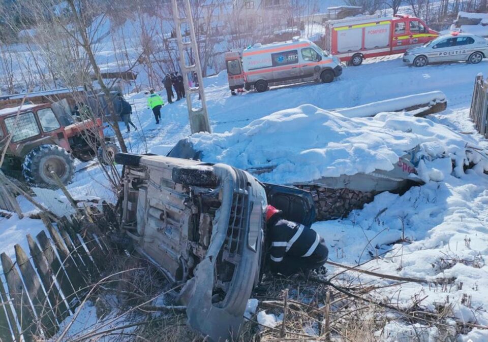 Autoturismul răsturnat în localitatea Găinești