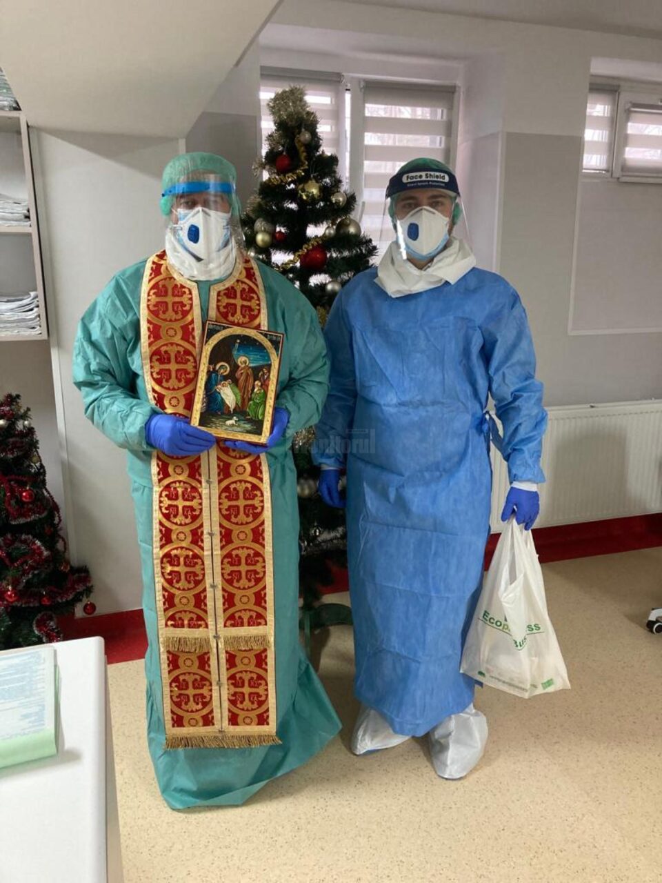 Preotul Constantin Diaconașu și masterandul la Teologie Pavel Cerlincă, la pacienții cu Covid din spital Preotul Constantin Diaconașu și masterandul la Teologie Pavel Cerlincă, la pacienții cu Covid din spital