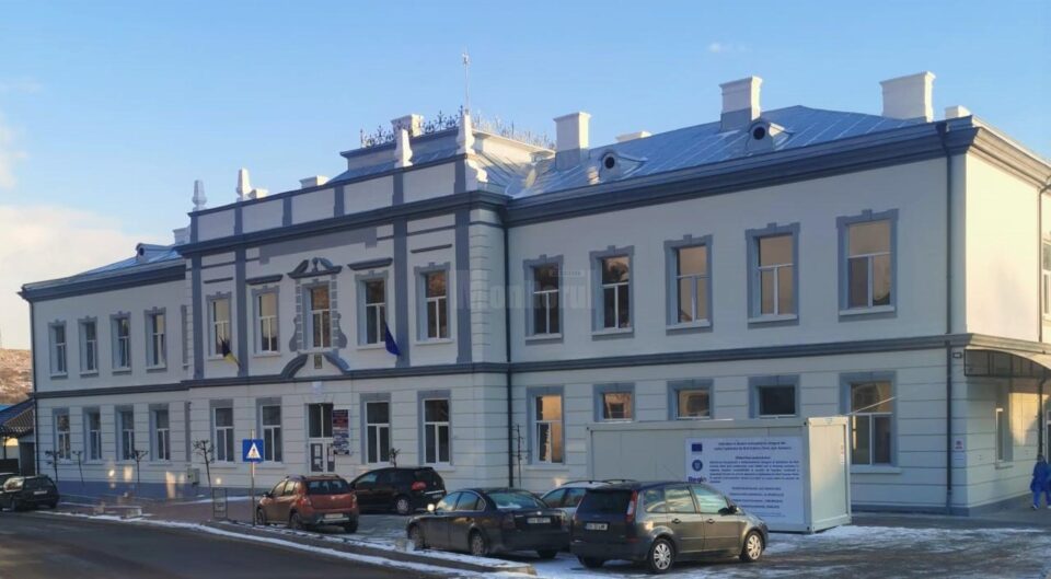 În Siret, compania a sprijinit Spitalul de Boli Cronice în vederea renovării pavilionului central, incluzând acoperișul și fațada În Siret, compania a sprijinit Spitalul de Boli Cronice în vederea renovării pavilionului central, incluzând acoperișul și fațada