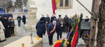 Slujbă de comemorare a eroilor Revoluției și depunere de coroane de flori la troița Bisericii „Sfânta Înviere”, în centrul Sucevei