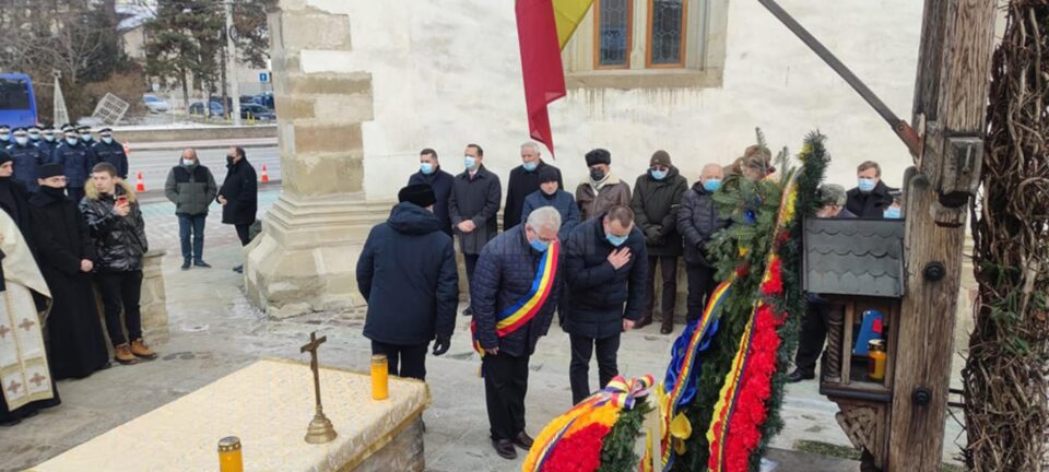 Slujbă de comemorare a eroilor Revoluției și depunere de coroane de flori la troița Bisericii „Sfânta Înviere”, în centrul Sucevei