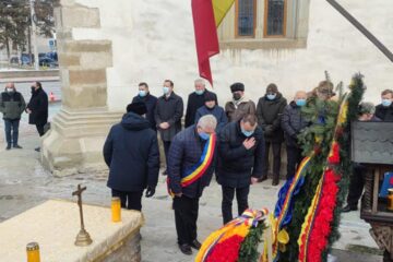 Slujbă de comemorare a eroilor Revoluției și depunere de coroane de flori la troița Bisericii „Sfânta Înviere”, în centrul Sucevei