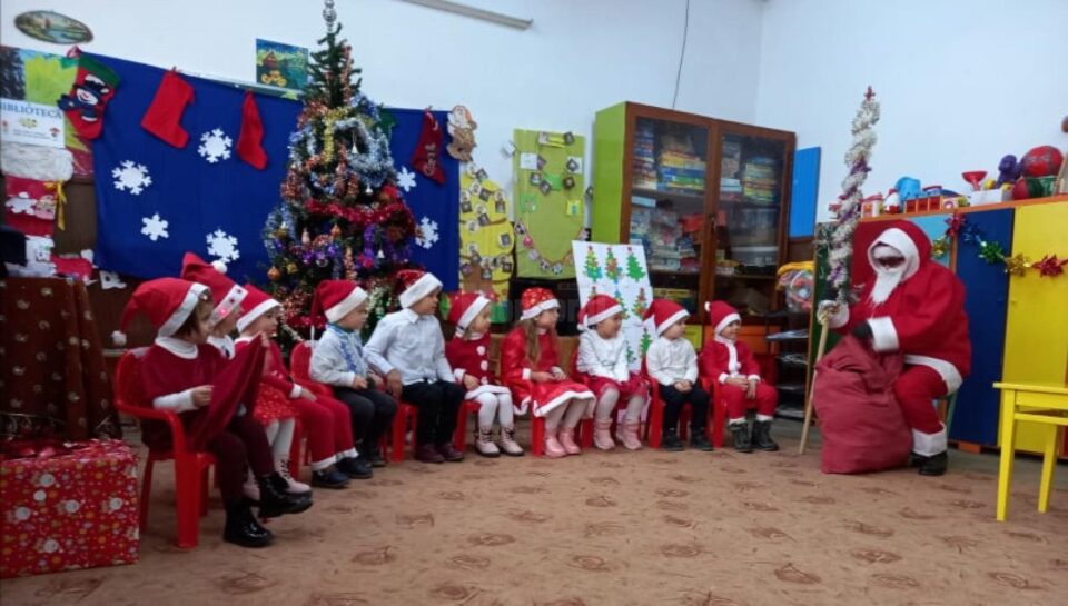 Tablete și dulciuri pentru elevii de la Școala Gimnazială Zamostea