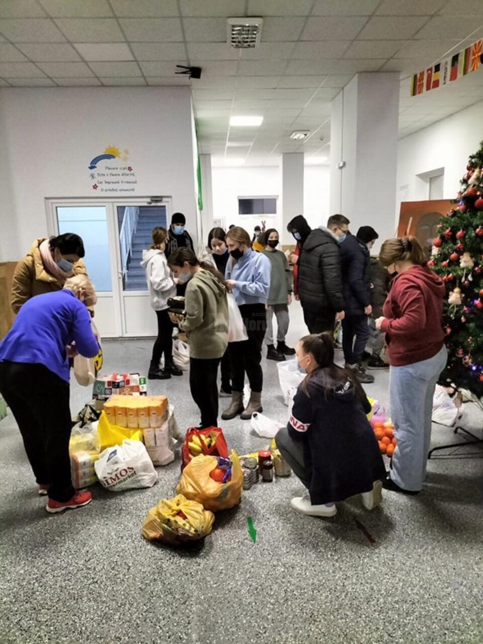 Daruri pentru bătrâni făcute de Școala „Ion Irimescu” Fălticeni cu ocazia Crăciunului