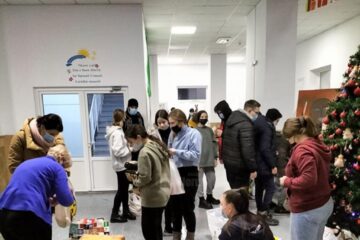 Daruri pentru bătrâni făcute de Școala „Ion Irimescu” Fălticeni cu ocazia Crăciunului