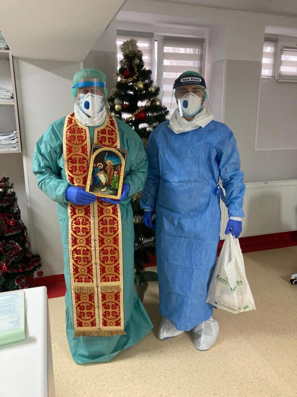 Preotul Constantin Diaconașu și masterandul la Teologie Pavel Cerlincă, la pacienții cu Covid din spital Preotul Constantin Diaconașu și masterandul la Teologie Pavel Cerlincă, la pacienții cu Covid din spital