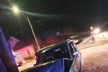 O șoferiță de 18 ani, la volanul unui BMW, a ”ratat” curba de la intrarea pe Aleea Cetății