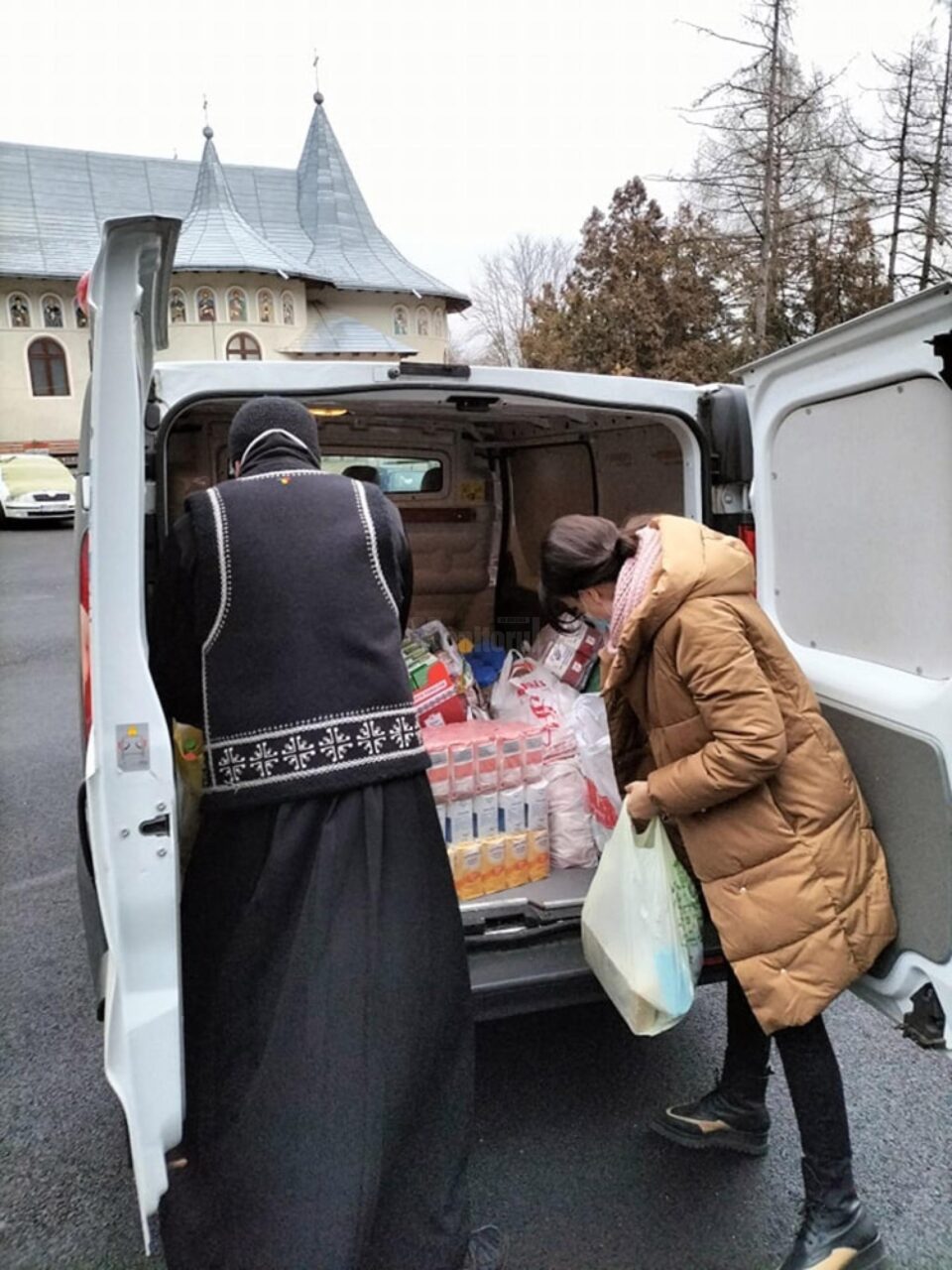 Daruri pentru bătrâni făcute de Școala „Ion Irimescu” Fălticeni cu ocazia Crăciunului