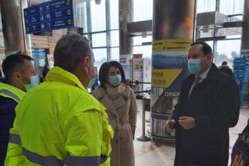 Prefectul Alexandru Moldovan, la ședința de lucru de la aeroport