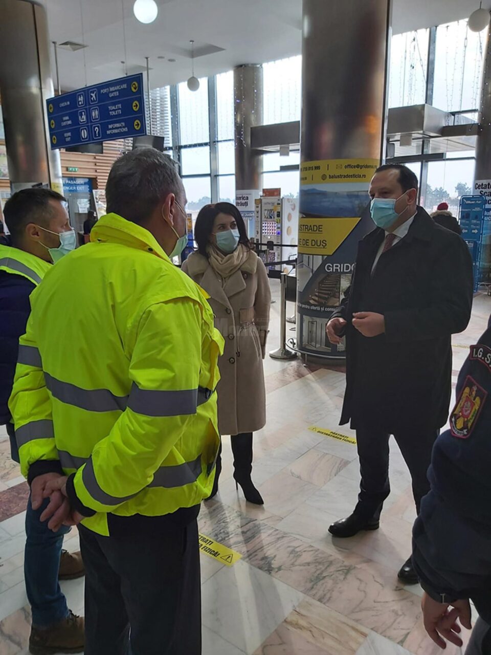 Prefectul Alexandru Moldovan, la ședința de lucru de la aeroport