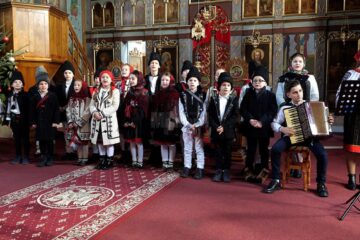 Copiii claselor a-I-a și a treia, în cadrul spectacolului de Crăciun
