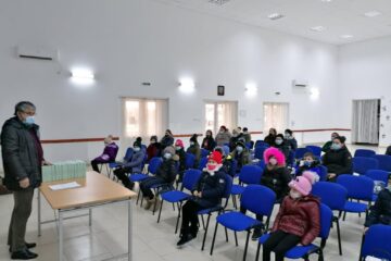 Tablete și dulciuri pentru elevii de la Școala Gimnazială Zamostea
