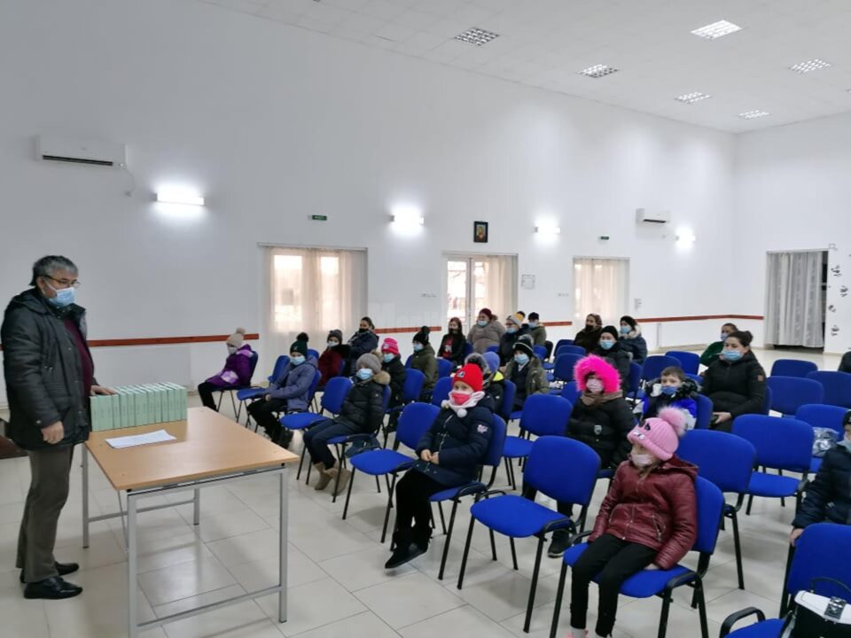 Tablete și dulciuri pentru elevii de la Școala Gimnazială Zamostea
