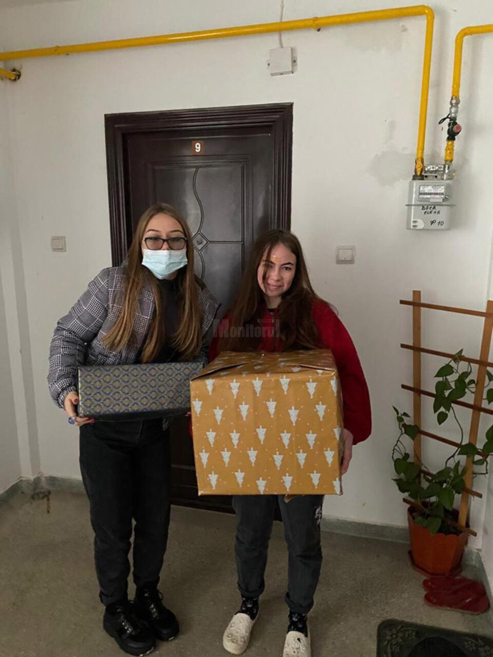 Familii nevoiașe, ajutate de elevi ai Colegiului „Dragoș Vodă” Câmpulung Moldovenesc