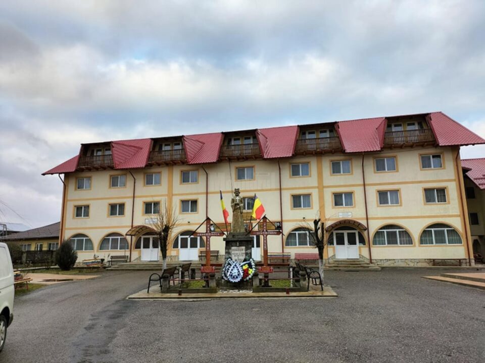 Daruri pentru bătrâni făcute de Școala „Ion Irimescu” Fălticeni cu ocazia Crăciunului