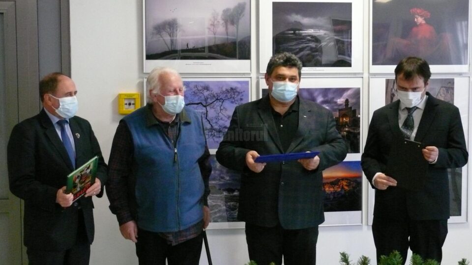 Diplomă de excelență, pentru întreaga activitate în slujba culturii, oferită artistului plastic sucevean Liviu Suhar Diplomă de excelență, pentru întreaga activitate în slujba culturii, oferită artistului plastic sucevean Liviu Suhar