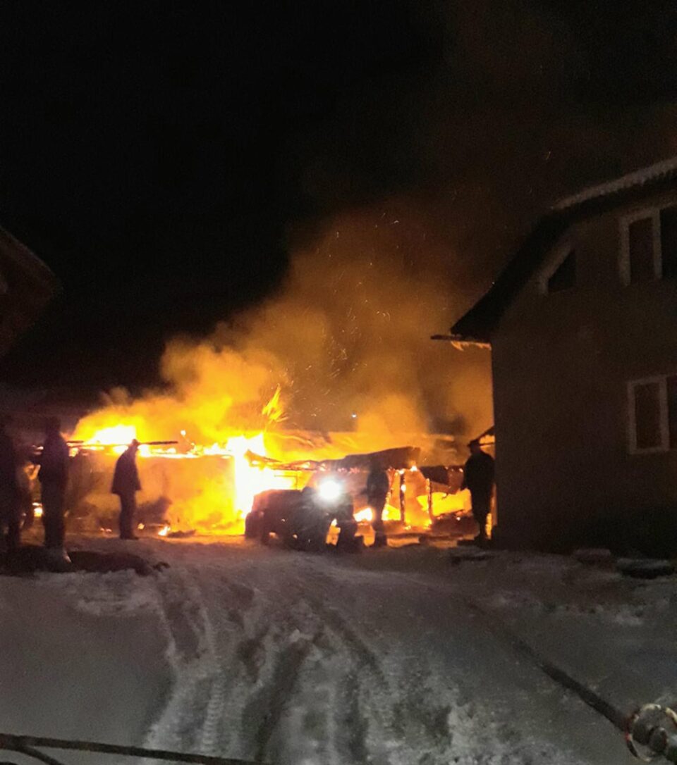 Două construcții și un tractor, mistuite de un incendiu