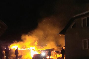 Două construcții și un tractor, mistuite de un incendiu