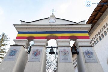 Slujbă de comemorare a eroilor Revoluției și depunere de coroane de flori, la troița Bisericii „Sfânta Înviere”