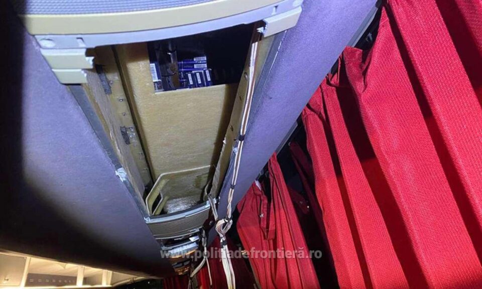 Țigări ascunse în autocar