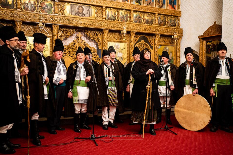 43 de coruri, grupuri vocal-instrumentale, corale și ansambluri artistice au colindat în cadrul celor patru concerte de colinde organizate pentru susținerea proiectului caritabil „Un Crăciun pentru fiecare” 43 de coruri, grupuri vocal-instrumentale, corale și ansambluri artistice au colindat în cadrul celor patru concerte de colinde organizate pentru susținerea proiectului caritabil „Un Crăciun pentru fiecare”
