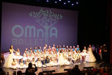 Cei 60 de copii ai Școlii Omnia Ballet, reuniți ca într-o mare familie