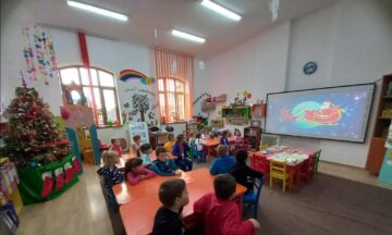 Tablete și dulciuri pentru elevii de la Școala Gimnazială Zamostea