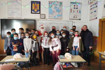Peste 800 de elevi din Cornu Luncii au primit daruri de la Moș Crăciun