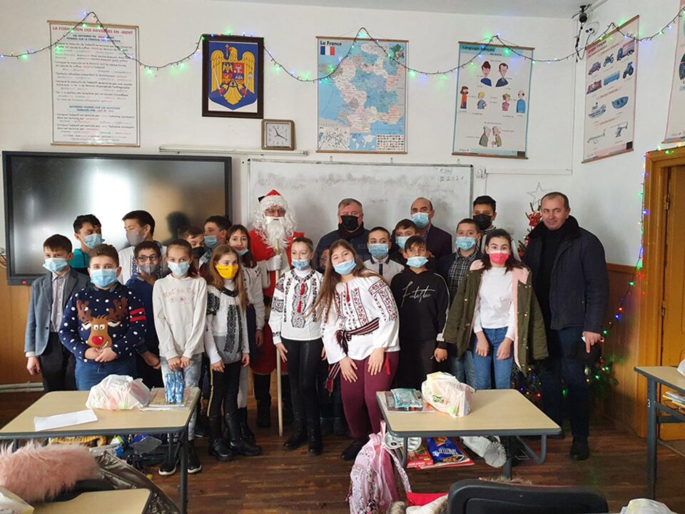 Peste 800 de elevi din Cornu Luncii au primit daruri de la Moș Crăciun