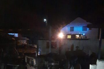 Incendiu de la Herla-Slatina a afectat mai multe construcții, inclusiv două case de locuit