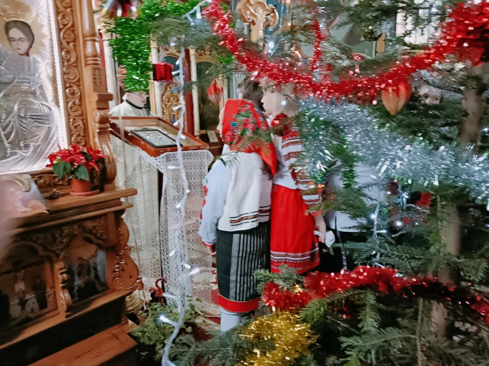 Elevii au colindat in biserici