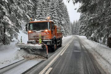 Se intervine cu utilaje pe toate sectoarele de drum național din județ