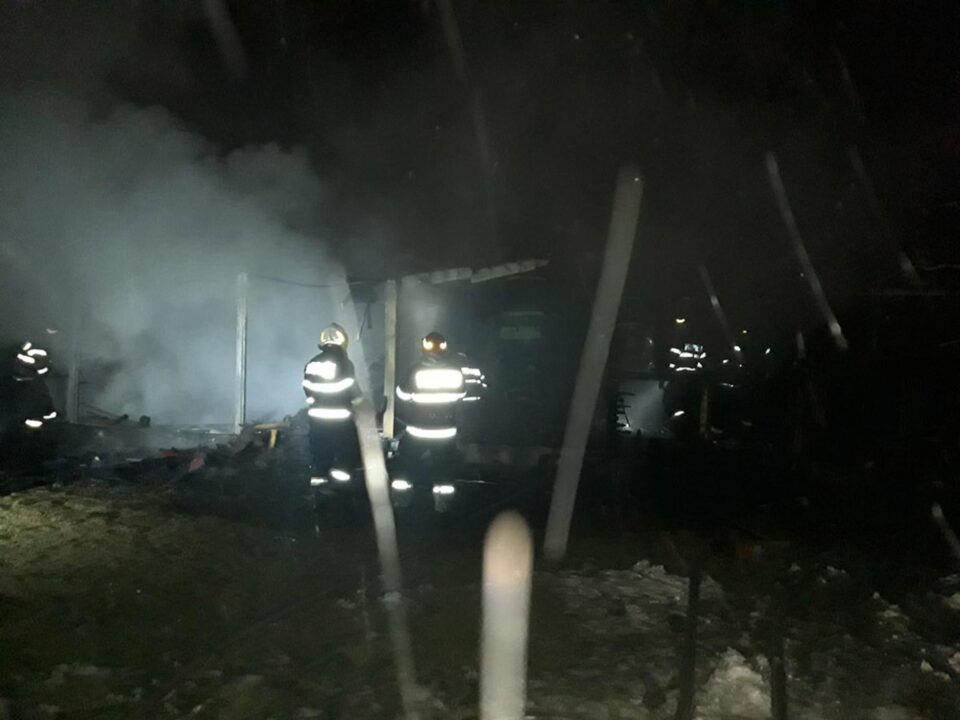 Din fericire, s-a reușit stoparea extinderii flăcărilor la casa de locuit și la un service auto aflate în imediata vecinătate